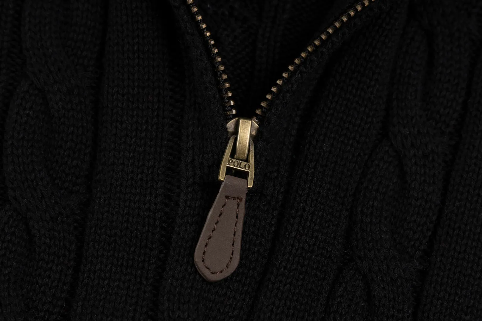 P236 #R92 RALPH LAUREN Ralph Lauren fifteen colors classic small label embroidery logo turtleneck pullover half-zip knitted cable sweater with high-density LOGO embroidery on the chest and original customized tag accessories. Made of pure cotton yarn, pure cotton is skin-friendly and comfortable, small label war horse embroidered twist turtleneck sweater 🐎 high quality, follow the blogger to learn how to wear it! Let’s buy a Ralph Lauren cable sweater. It’s a super hard-to-find series after it became popular. It’s hard to find one on the official website. It’s simple and practical to wear, with a lazy and loose feel. The thickened fabric has more texture, feels soft and delicate, and has a loose fit. Whether worn alone or layered, you can wear different styles of fashion with just one piece!   Size：XS S M L